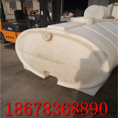 信誠滾塑大桶廠家1.5噸臥式塑料桶 車載運(yùn)輸1.5方pe儲罐 1500升臥式水箱加工定做