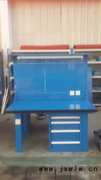 置物柜是一種放置物品的全封閉式的金屬儲物器具 適用于庫房、車間和生產(chǎn)辦公場所，存放工(量具、零配件，儀器儀表和圖紙資料