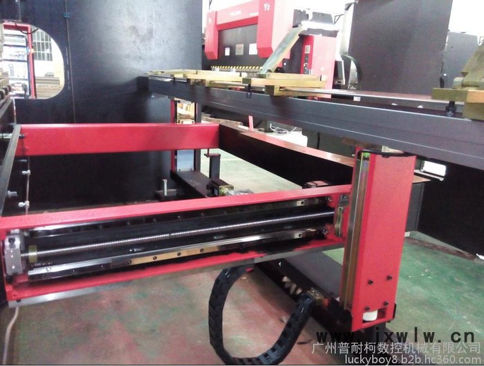 中國品牌  一家專業(yè)做數(shù)控折彎機(jī)的廠家 采用德國核心技術(shù) 普耐柯折彎機(jī) 行業(yè)質(zhì)的機(jī)械 精度更 使用壽命更長久