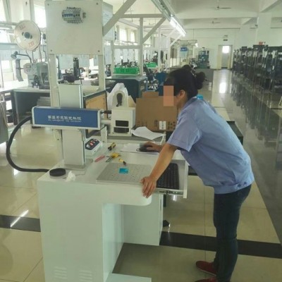 江西南昌激光打標機江西噴碼機南昌激光打碼機 江西激光噴碼機南昌奇亮激光QL-20W光纖激光打標機24800元包教會