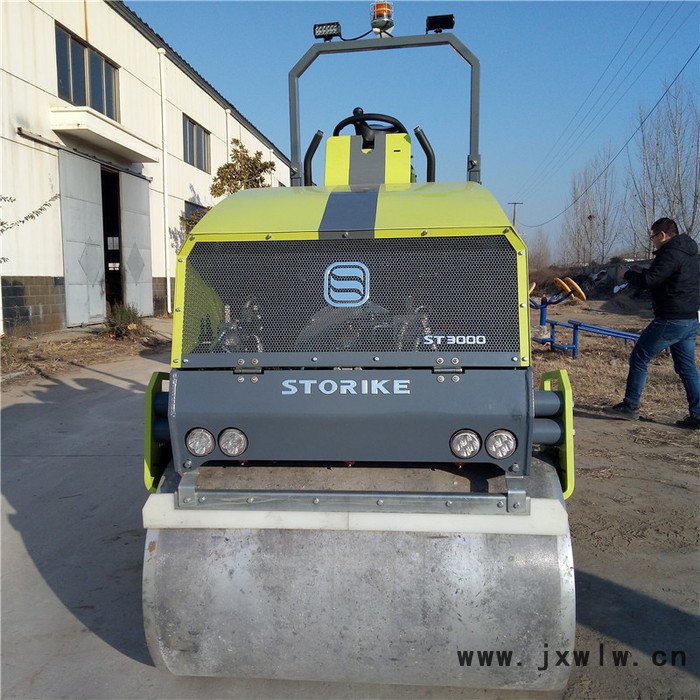 思拓瑞克ST3000 3噸壓路機(jī)現(xiàn)貨批發(fā) 新款鷹眼守望者號(hào)3噸座駕式壓路機(jī) 柴油三缸水冷發(fā)動(dòng)機(jī)雙驅(qū)雙震壓路機(jī)爬坡好
